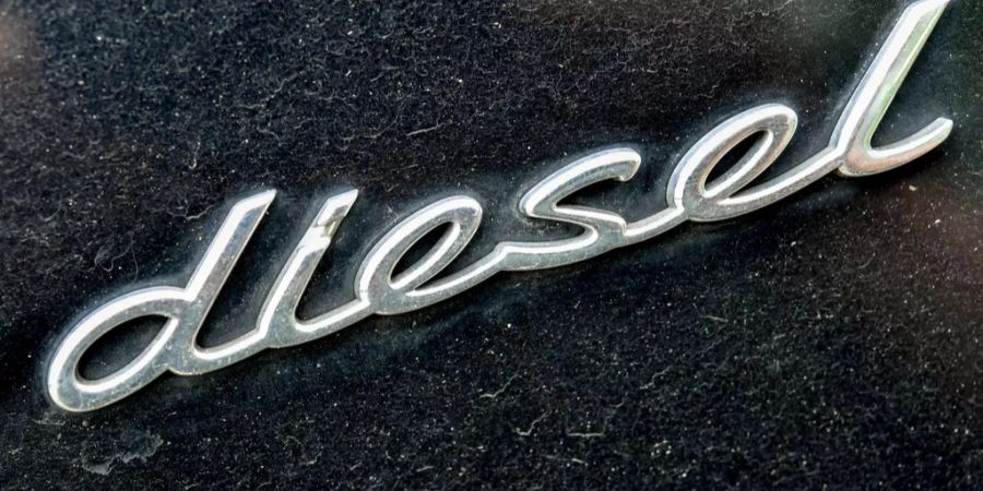 Der Schriftzug «diesel» auf einem Fahrzeug der Marke Porsche Cayenne.