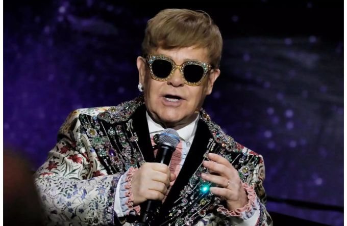 Elton John trägt bei seinen Auftritten gerne eine Sonnenbrille. Elton John