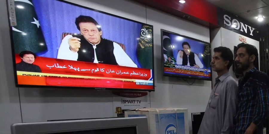 Eine Fernsehansprache des neu gewählten pakistanischen Premierministers Imran Khan wird in einem Elektronikgeschäft verfolgt.