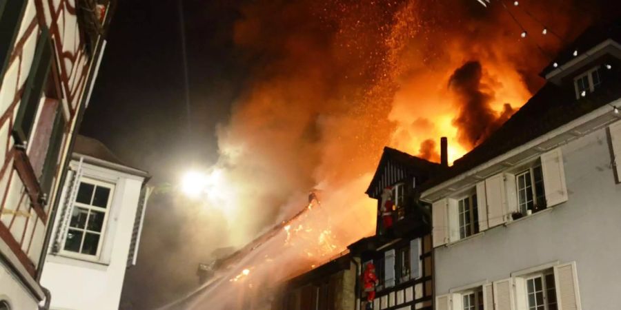 Die in Brand stehenden Häuser in Steckborn aufgenommen am Montagmorgen, 21. Dezember 2015.