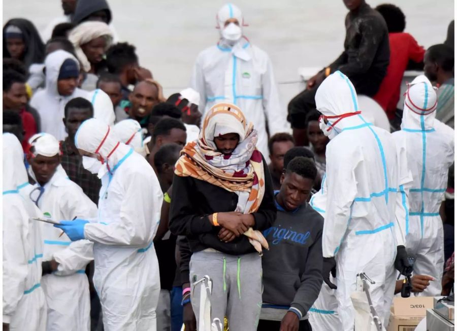 Die Flüchtlinge dürfen das Schiff nicht verlassen.