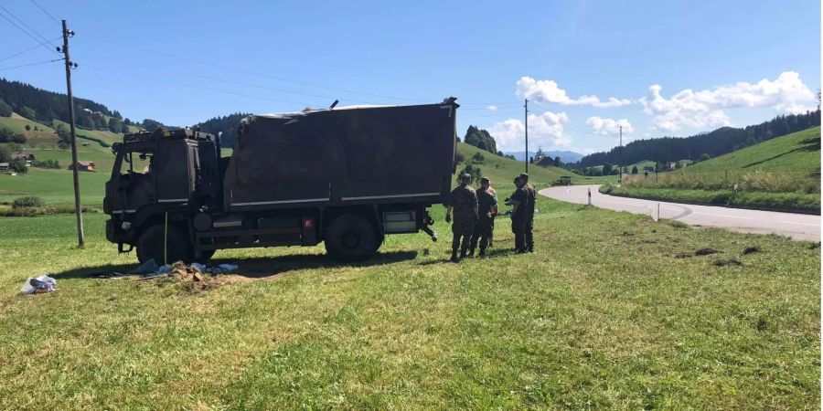 Im Lastwagen befanden sich 19 Personen, alle mussten ins Spital. Zwei sind schwer verletzt.