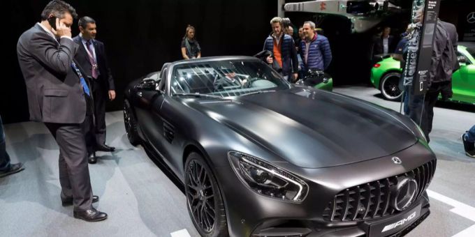 Der klassische Mercedesfahrer ist alt, spiessig, ernst, arrogant, dick, wohlhabend und männlich. Der klassische Mercedesfahrer ist alt, spiessig, ernst, arrogant, dick, wohlhabend und männlich.
