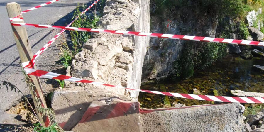 Beschädigte Brücke von der Seite - Kapo Luzern