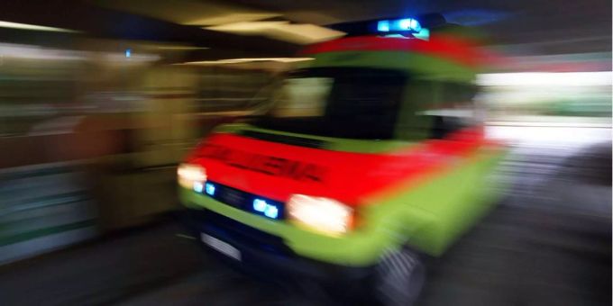 Der Junge zog sich beim Sturz schwere Verletzungen zu und musste durch die Sanität ins Spital gebracht werden. Der Junge zog sich beim Sturz schwere Verletzungen zu und musste durch die Sanität ins Spital gebracht werden.