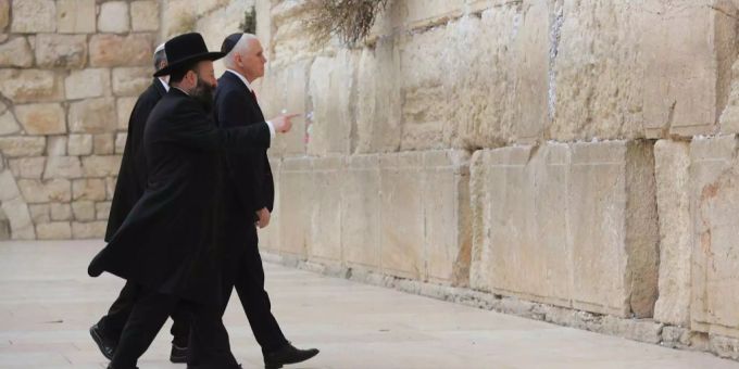 US-Vizepräsident Mike Pence besuchte zusammen mit einem Rabbiner die Klagemauer in Jerusalem. US-Vizepräsident Mike Pence besuchte zusammen mit einem Rabbiner die Klagemauer in Jerusalem.