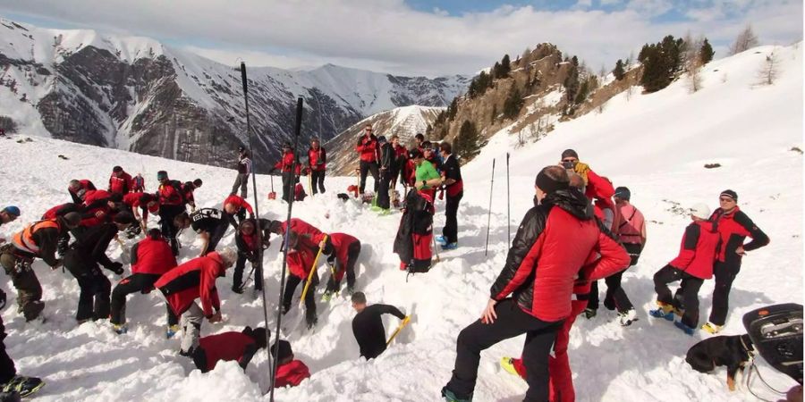 Nach einem Lawinenabgang muss es jeweils schnell gehen. Hier ist ein Rettungsteam im Tirol 2017 im Einsatz.