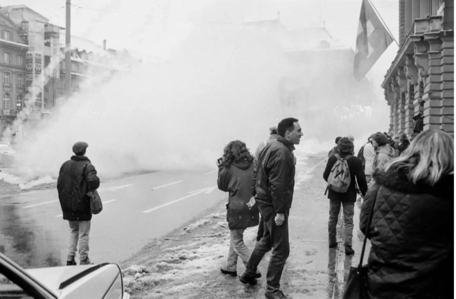 Die Berner Polizei setzte Tränengas ein, um die heftigen Proteste aufzulösen.