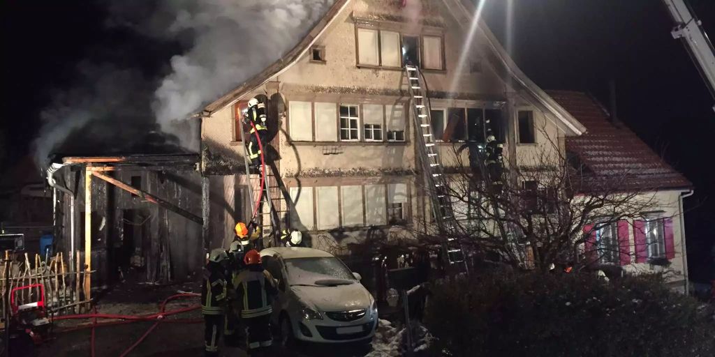 Mehrfamilienhaus Brennt Komplett Nieder