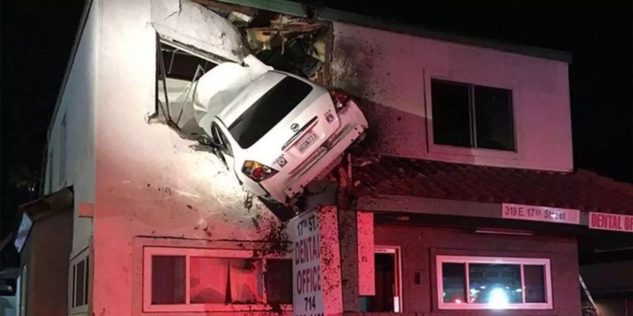 Das Auto steckt in einer Arztpraxis im Obergeschoss eines Hauses fest.