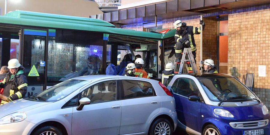 Einsatzkräfte von Feuerwehr und Polizei sichern in Baden-Württemberg (D) eine Unfallstelle. Ein Schulbus ist nach ersten Angaben der Polizei an eine Hauswand gefahren, dabei wurden mehrere Fahrgäste verletzt.