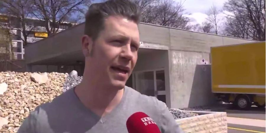 Dieser Mann mittleren Alters fand die Umnutzungspläne «unfassbar» und wies darauf hin, dass sich in der Umgebung nur Familienwohnungen befinden und um die Ecke der ehemaligen Postanlage sogar eine Kinderkrippe.