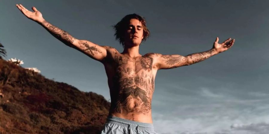 Justin Bieber ist mittlerweile am ganzen Oberkörper tätowiert.