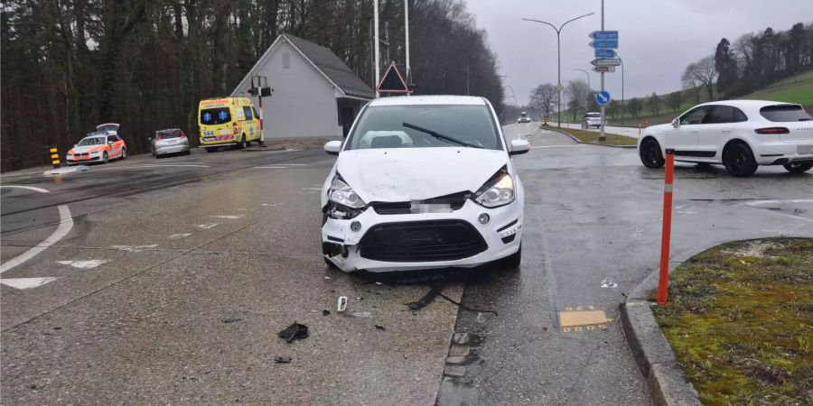 In Flumenthal SO prallten am Samstagnachmittag zwei Autos ineinander.