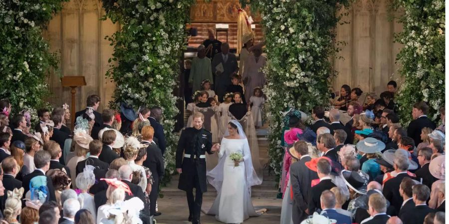 Die Blumenpracht in der Kirche brachte James Corden in Bedrängnis.