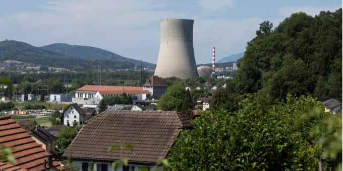 Das Schweizer Kernkraftwerk Gösgen ragt über dem Städtchen Niedergösgen SO auf. Das Schweizer Kernkraftwerk Gösgen ragt über dem Städtchen Niedergösgen SO auf.