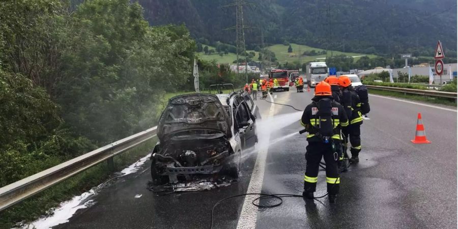 Am Mittwoch brannte auf der Autobahn A13 ein Personenauto komplett aus.