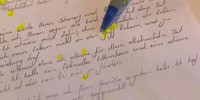 Die Graphologin analysiert das Wort «Griff» und sagt: «Der Buchstabe G ist kleiner als die nachfolgenden f's, das weist auf ein schwaches Selbstvertrauen hin». Die Graphologin analysiert das Wort «Griff» und sagt: «Der Buchstabe G ist kleiner als die nachfolgenden f's, das weist auf ein schwaches Selbstvertrauen hin».