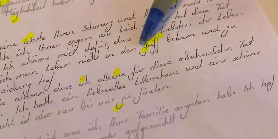 Die Graphologin analysiert das Wort «Griff» und sagt: «Der Buchstabe G ist kleiner als die nachfolgenden f's, das weist auf ein schwaches Selbstvertrauen hin».