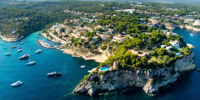 In Mallorca wurde den Billigtouristen der Kampf angesagt – Erste Massnahme: Airbnb verbieten. In Mallorca wurde den Billigtouristen der Kampf angesagt – Erste Massnahme: Airbnb verbieten.