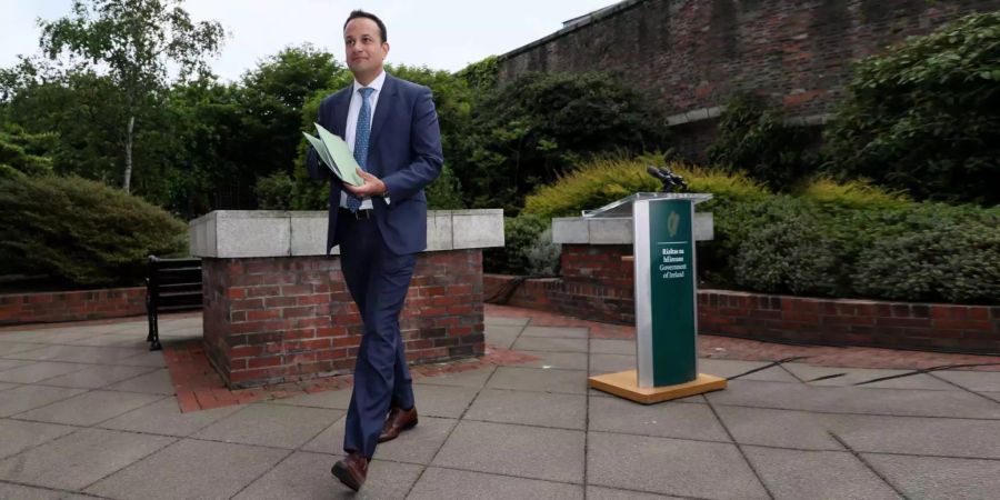 Irlands Premierminister Leo Varadkar spricht vor den Medien nach Bekanntgabe des Abstimmungsresultates.