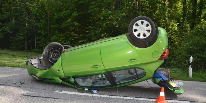 Das Auto erlitt einen Totalschaden. Das Auto erlitt einen Totalschaden.