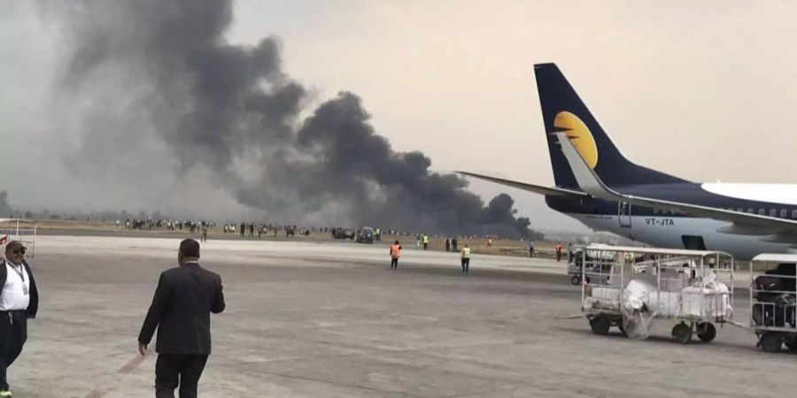 Ein Linienflugzeug ist nach der Landung in Kathmandu verunglückt.