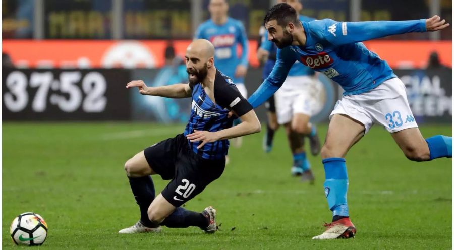 Nach der Heimniederlage gegen Rom lässt Napoli auch auswärts gegen Inter Punkte liegen. Am Ende trennen sich die beiden Teams 0:0. Damit liegt Napoli nun einen Punkt hinter Leader Juve. Doch die Turiner haben ein Spiel weniger auf ihrem Konto.