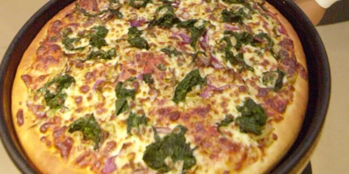Fans werfen Pizzas aufs Haus von Walter White. Fans werfen Pizzas aufs Haus von Walter White.