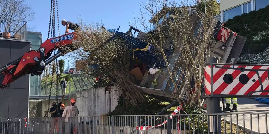 In Fällanden ZH ist ein Lastwagen mit Kranaufbau auf ein Wohnhaus gekippt.