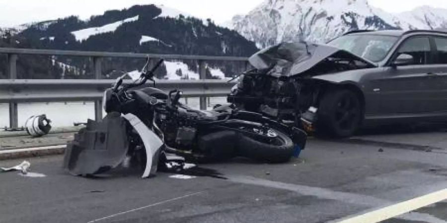 Die Töfffahrerin ist aus noch unbekannten Gründen auf die Gegenfahrbahn geraten.