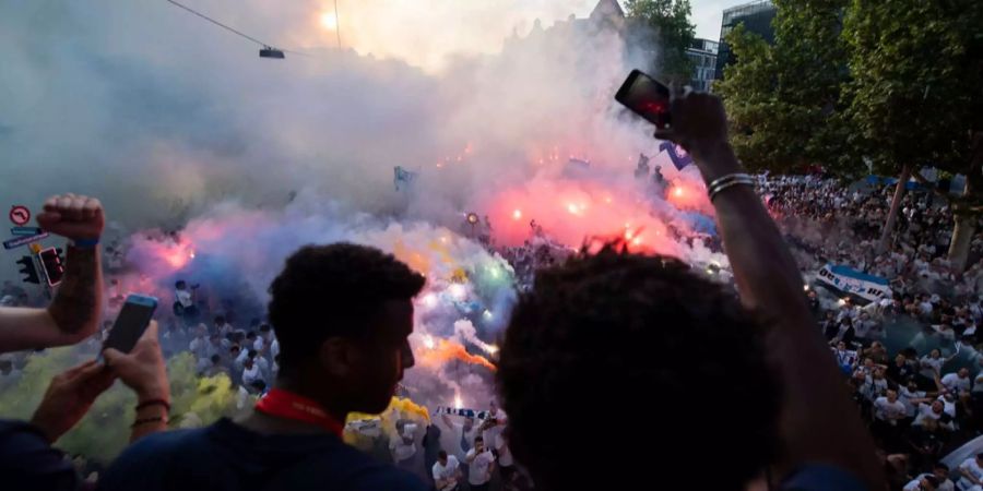 Immer wieder zündeten während der Cupfeier auch die FCZ-Anhänger Feuerwerke, die Polizei hat aber nur ein Verfahren wegen der Fackel auf dem Balkon eröffnet.