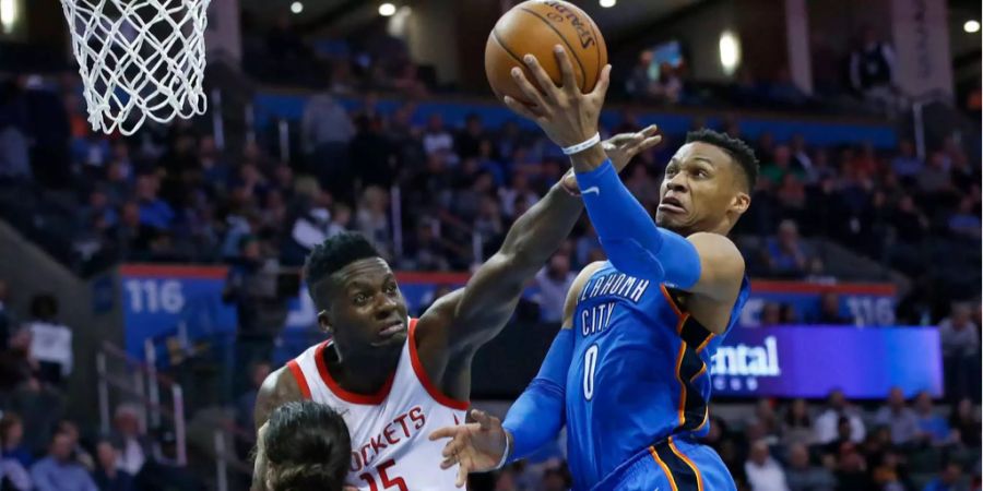 Oklahoma-Star Russell Westbrook wird neu mit Schröder spielen (hier gegen den Schweizer Clint Capela).