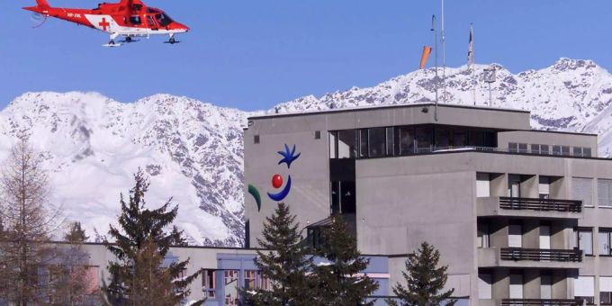 Ein Rega-Helikopter im landeanflug auf das Davoser Spital. Spital Davos