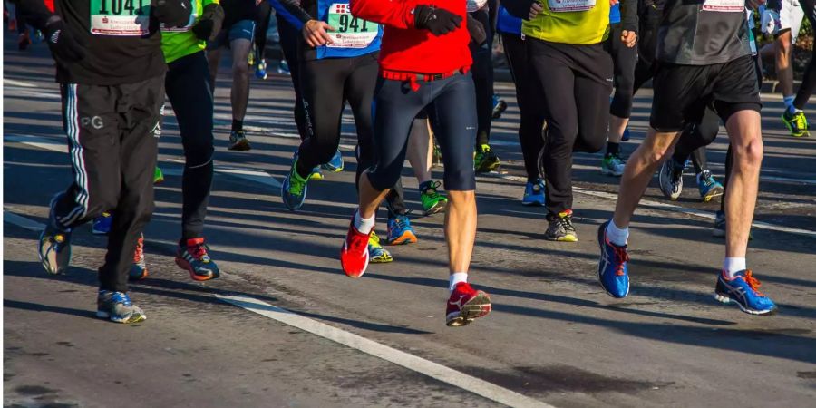 Der Erst- und Zweitplatzierte des Düsseldorf-Marathons gewannen das Rennen trotz Umweg.