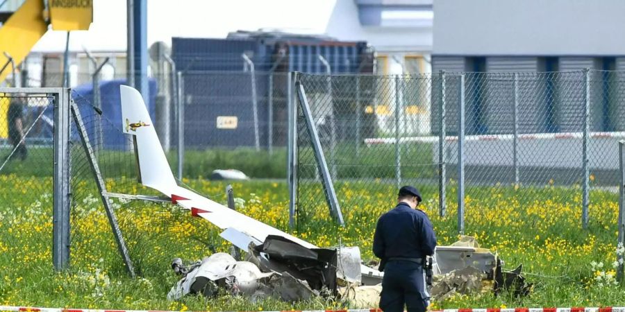 Beim Absturz eines Kleinflugzeugs im Bereich des Flughafens Innsbruck sind am Sonntag die beiden Insassen ums Leben gekommen.