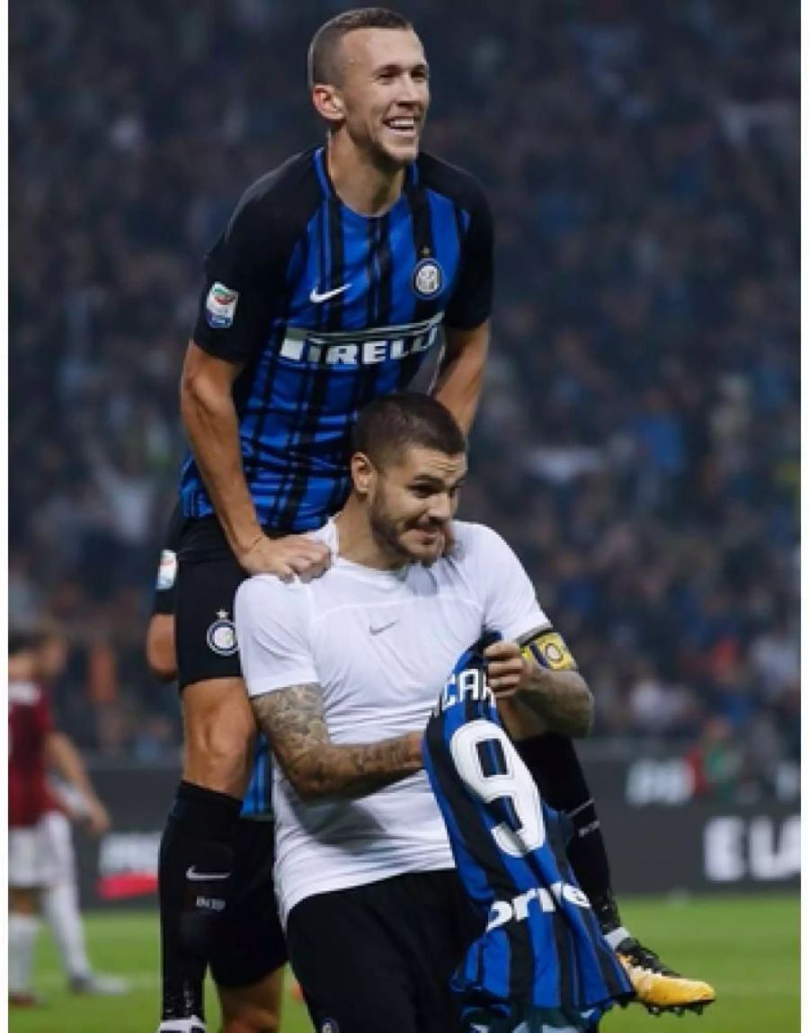 Mauro Icardi jubelt mit seinem Teamkollegen  Ivan Perisic über sein drittes Tor des Abends.