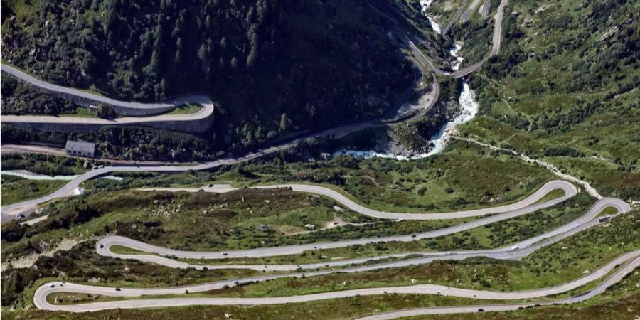 Die Schlaufen der Passstrasse: Grimselpass im Juli.