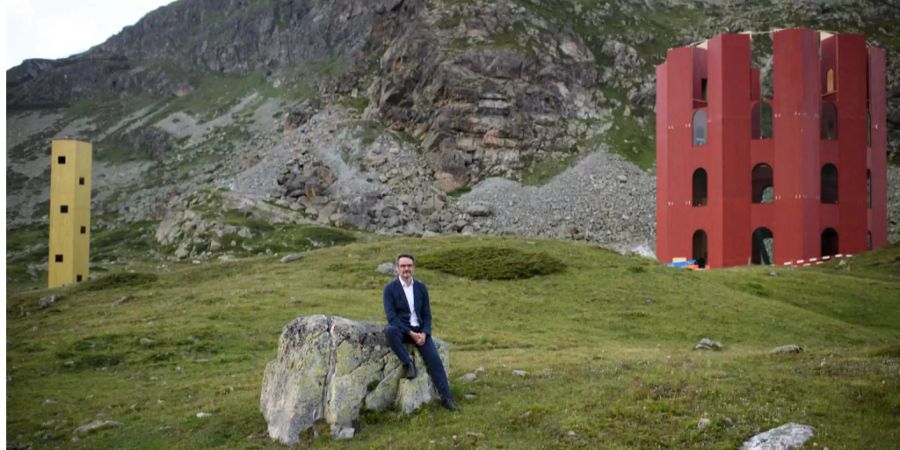 Origen Intendant Giovanni Netzer hat auf dem Julierpass ein temporäres Theaterhaus geschaffen, das sich dem Welttheater widmet, die Jahreszeiten bespielt und den Hochgebirgspass als Ort  der Kultur neu interpretiert.