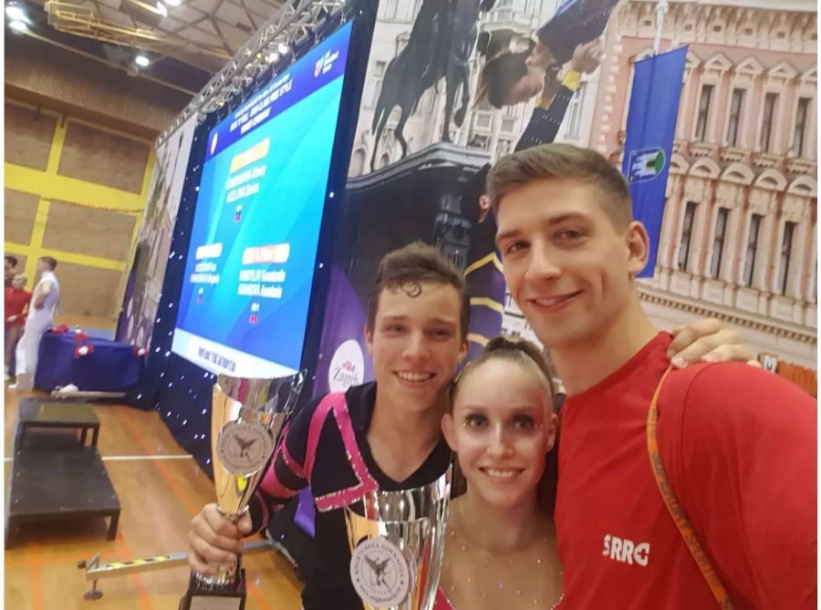 Josua Gall und Vivien Kressebuch mit ihrem Trainer Dimitri Isenring