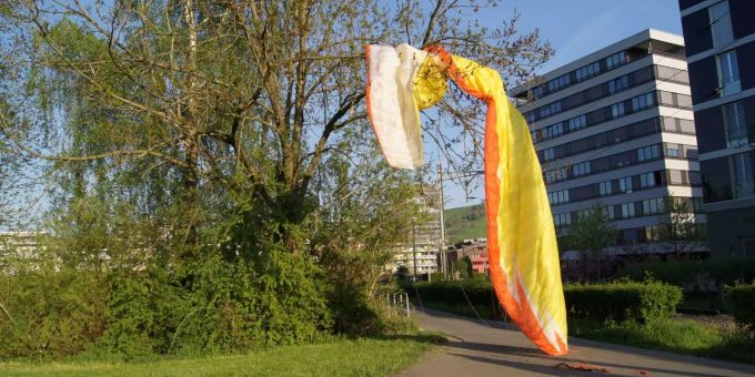 Unschöne Landung: Teile seines Gleitschirms hängen noch jetzt im Baum am Unfallort. Unschöne Landung: Teile seines Gleitschirms hängen noch jetzt im Baum am Unfallort.