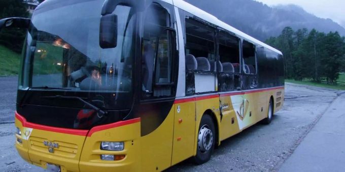 In Sitten VS hat sich ein Postauto selbstständig gemacht (Symbolbild). In Sitten VS hat sich ein Postauto selbstständig gemacht (Symbolbild).