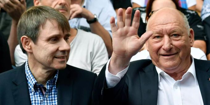 Karl Odermatt (rechts) mit Bernhard Burgener. FC Basel