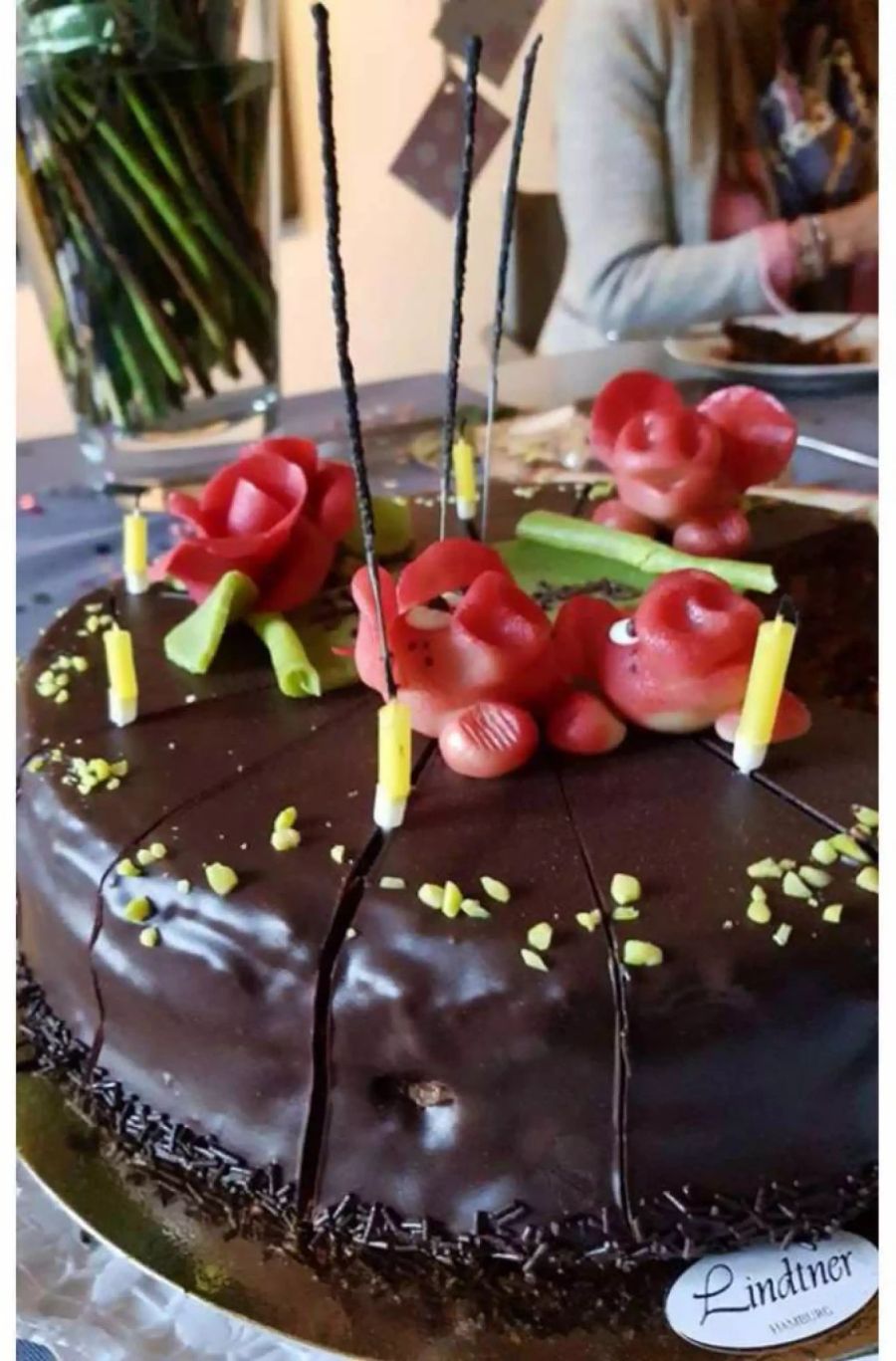 Naddel wurde mit Schokokuchen und Blumen beschenkt.