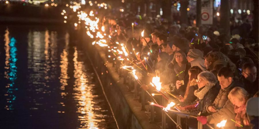 Mehrere Tausend Christen zelebrierten am Silvester Abend, 31. Dezember 2017 an der Luzerner Reuss eine Lichtfeier mit verschiedensten Lichterzeugnissen, Musik und Gesang.