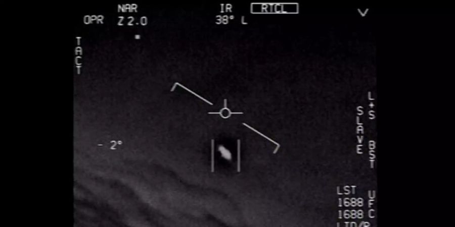 Das Standbild eines vom US-Verteidigungsministerium veröffentlichten Videos zeigt ein Unidentifiziertes Flugobjekt, das von Piloten der US-Marine gesichtet wurde. Foto: U.S. Department of Defense/dpa