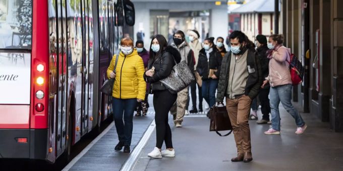 Menschen warten in Bern auf den Bus. Coronavirus öffentlicher Verkehr