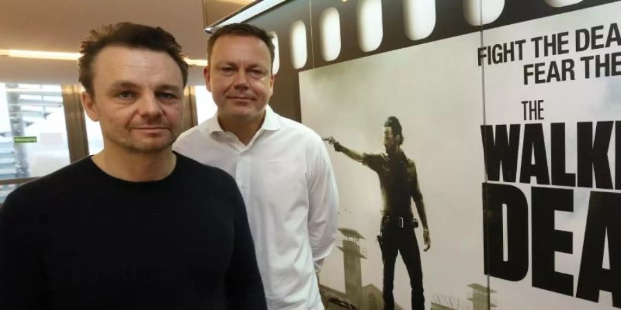 Michael Deffert (l), Schauspieler und Synchon-Sprecher, und der Geschäftsführer des Berliner Synchonisationsstudios Eurosync, Bernd Kupke. Foto: picture alliance / dpa
