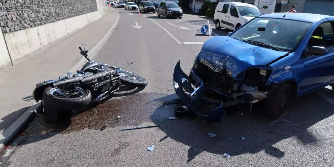 Kollision zwischen Personenwagen und Motorrad. Kollision zwischen Personenwagen und Motorrad