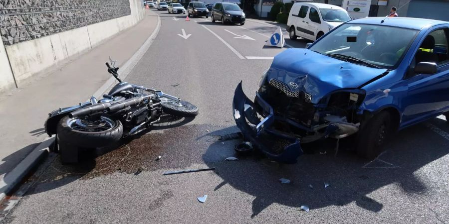 Kollision zwischen Personenwagen und Motorrad